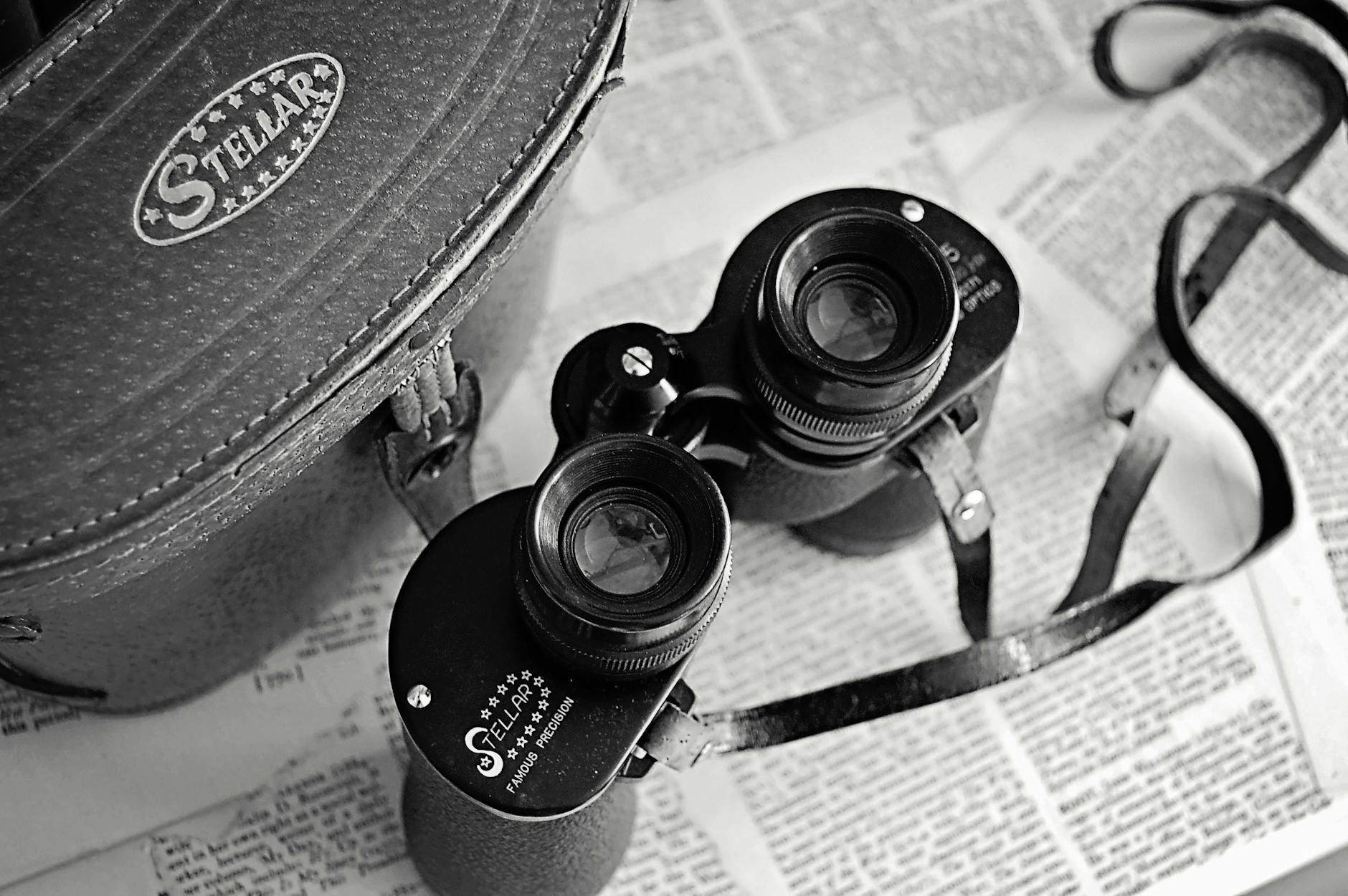 black stelar binocular with bag